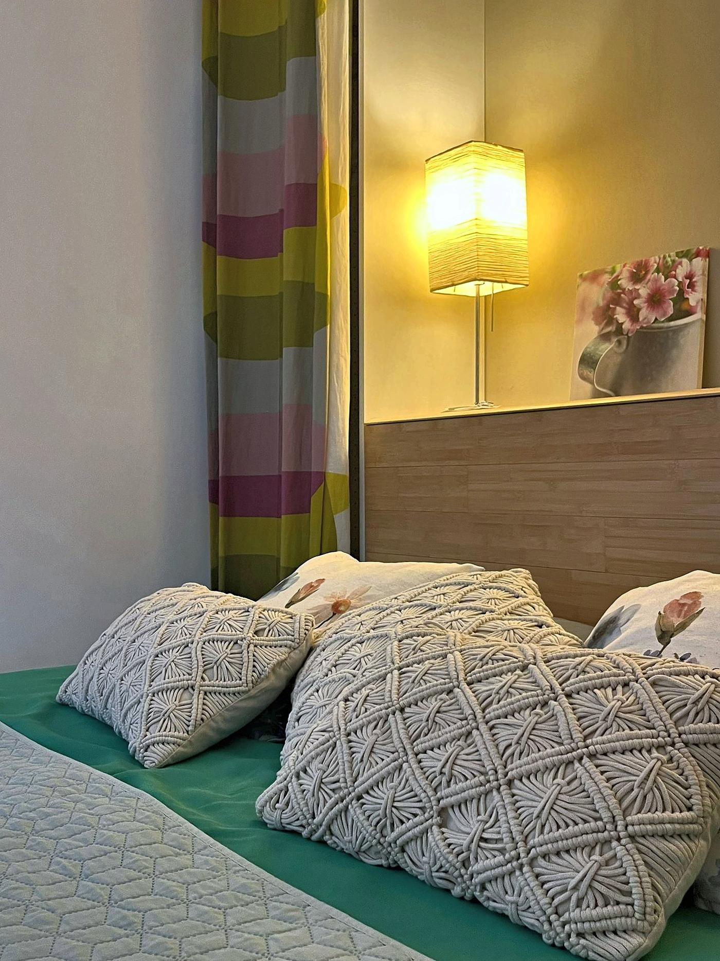 The bed in En Messepierre and its wooden headboard