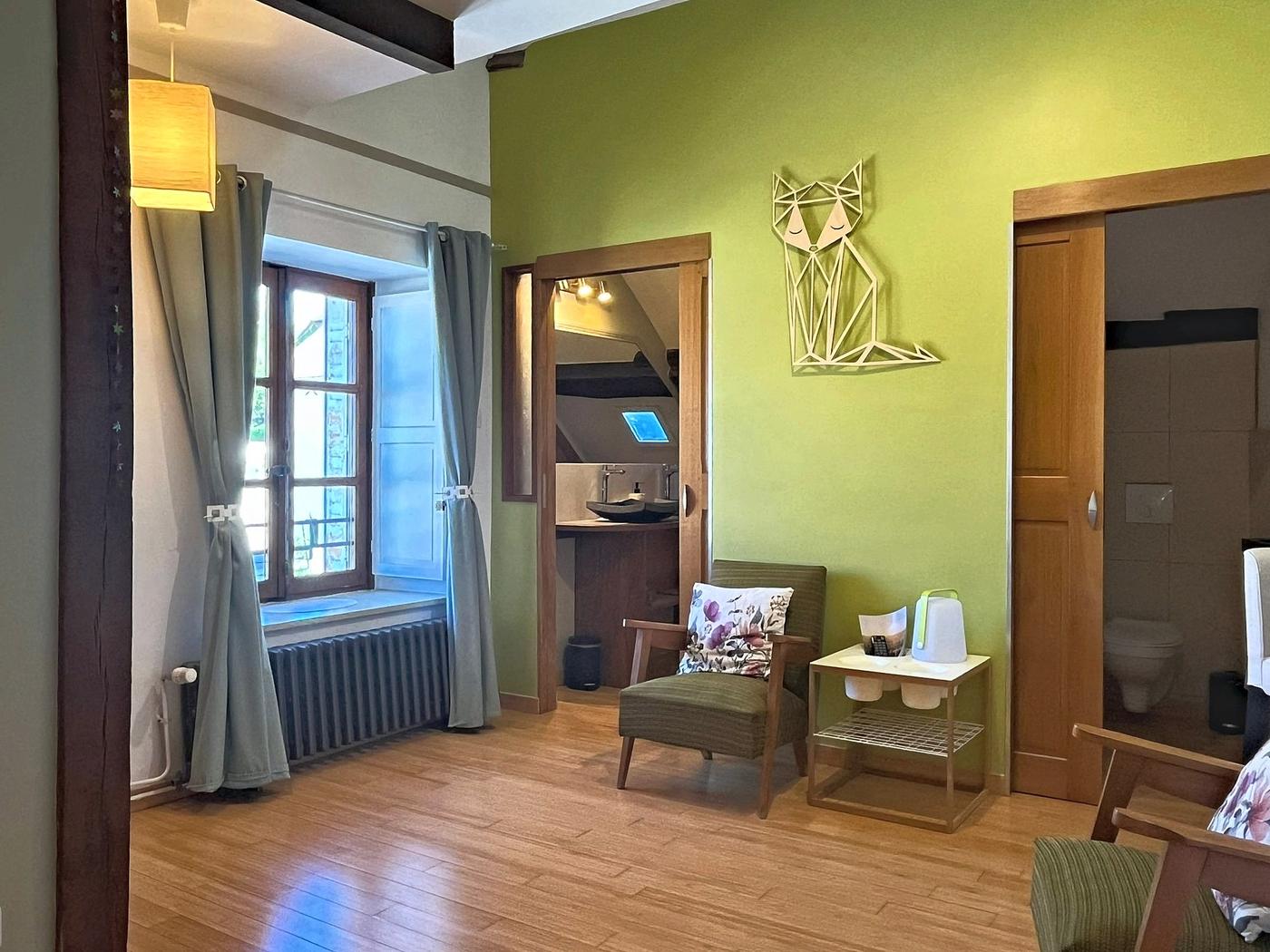 En Messepierre: the window, the sitting area and the adjoining bathroom