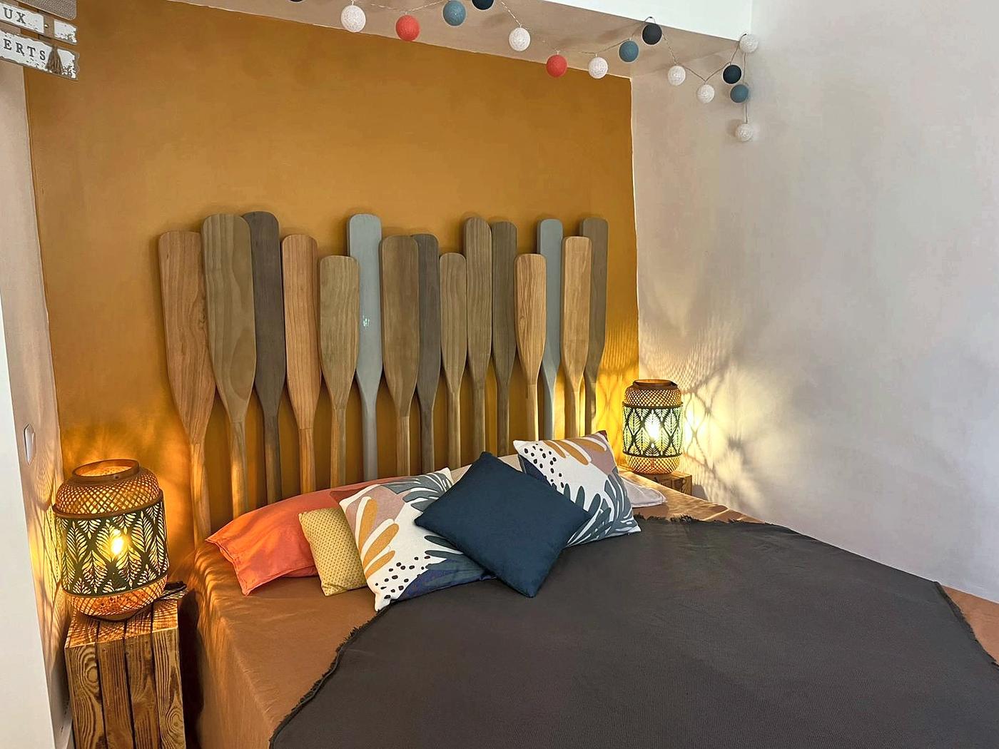 La Mercantine bedroom and its headboard made of wooden oars