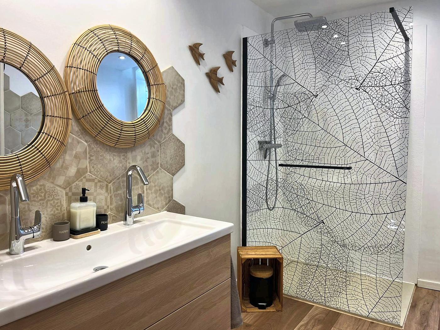 The La Mercantine bathroom: twin basins and round mirrors