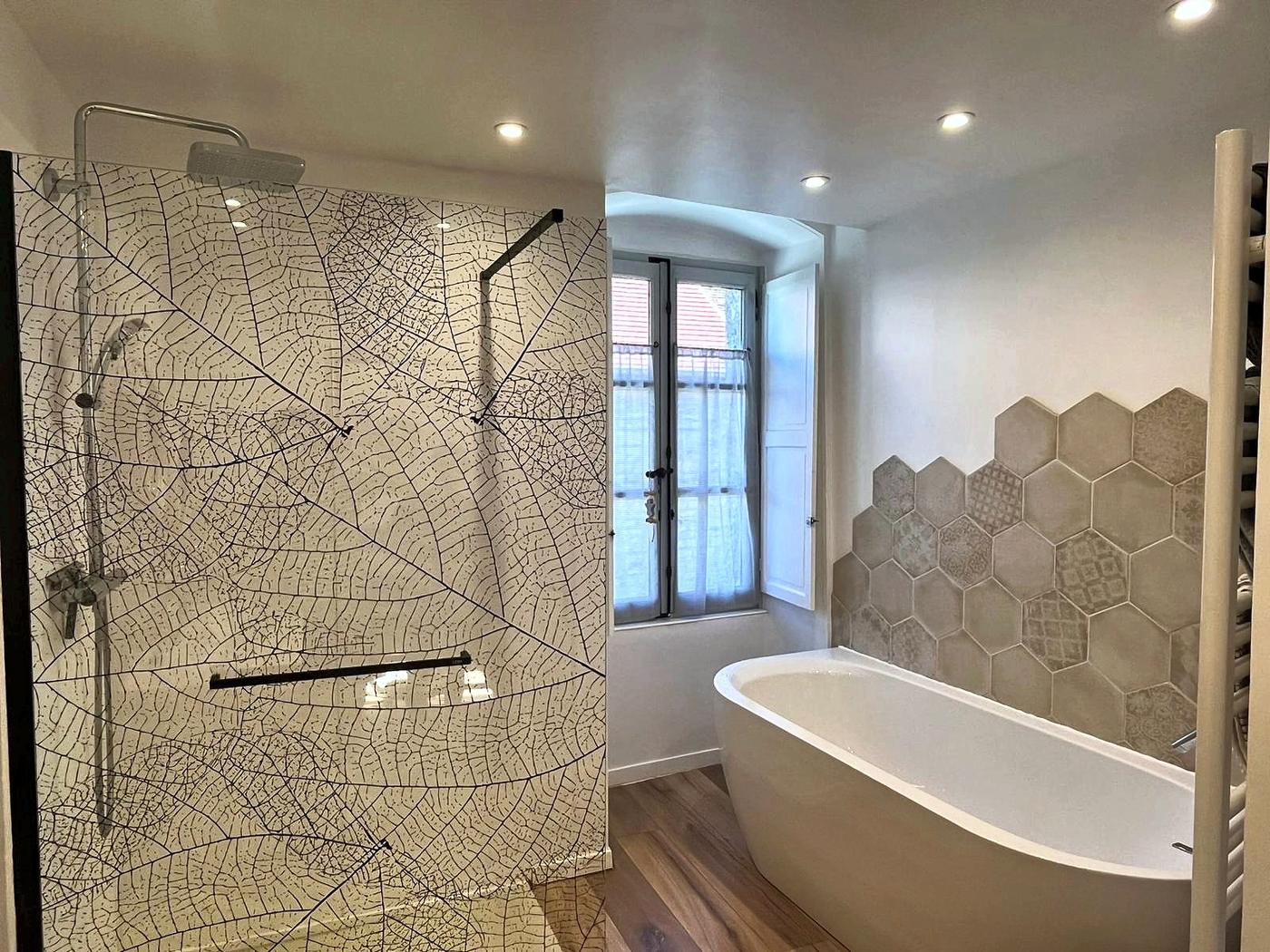 The shower in La Mercantine, with its leaf-patterned tiles