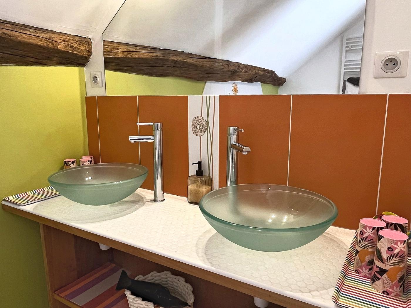 The twin glass basins in the Les Terrasses bathroom