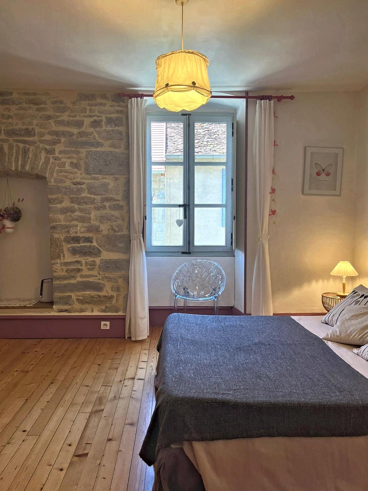 Le Chanaie: the bed, the wooden floor and the small-paned window