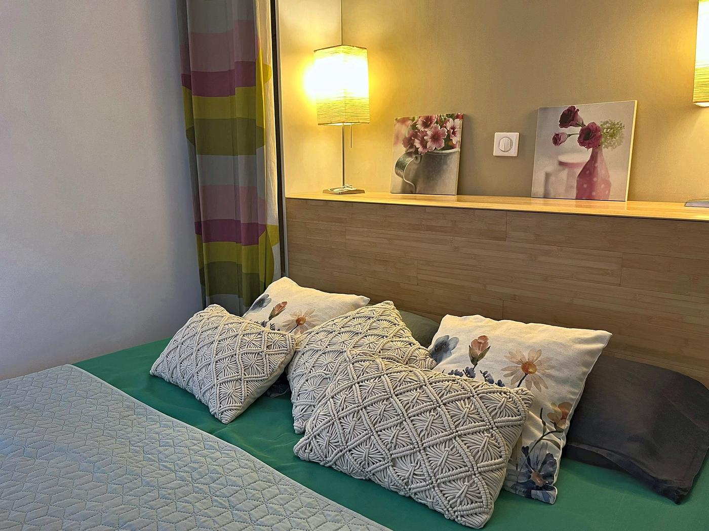 The bed in En Messepierre, seen from the door