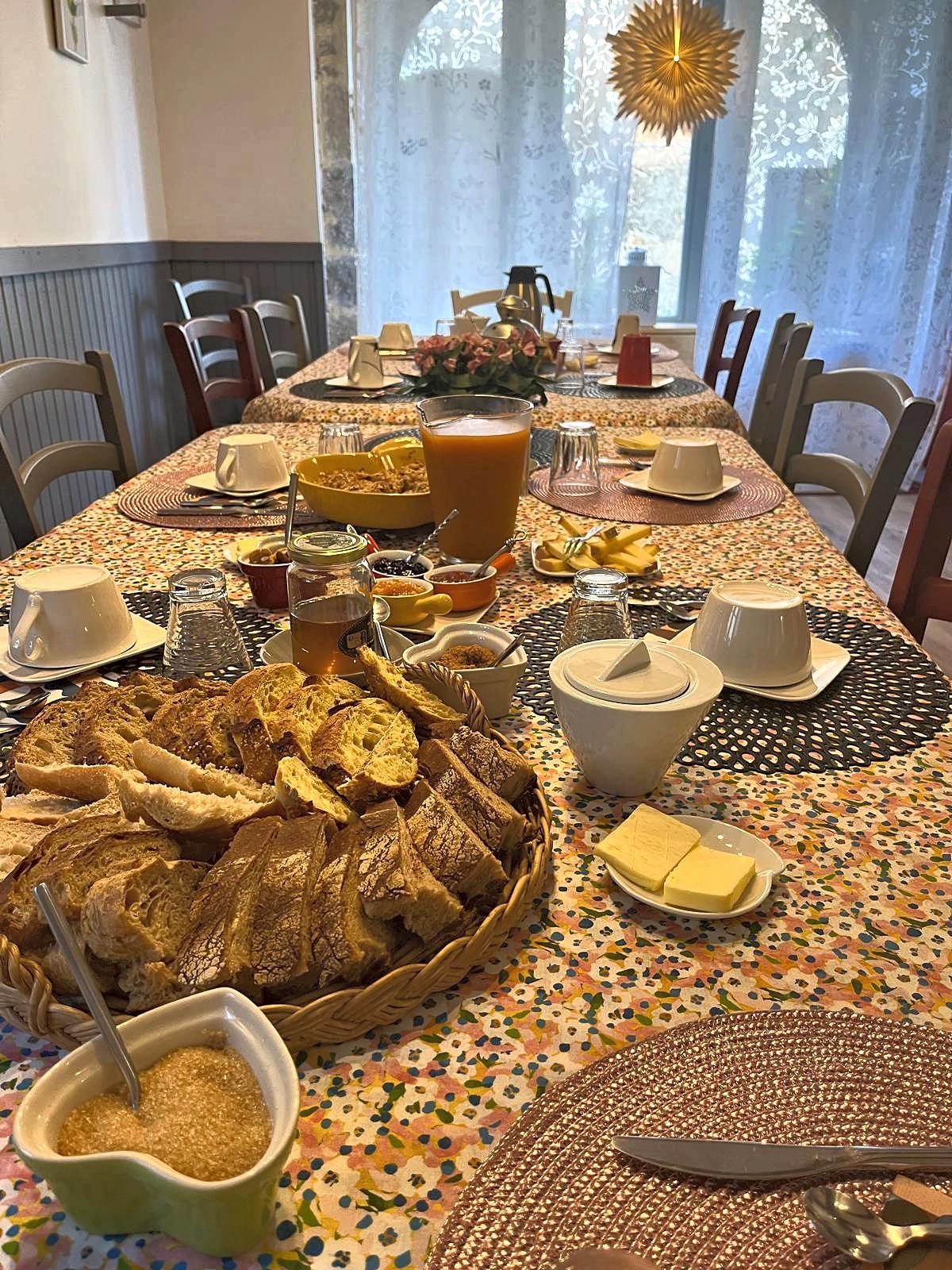 The breakfast table and its basket of pastries
