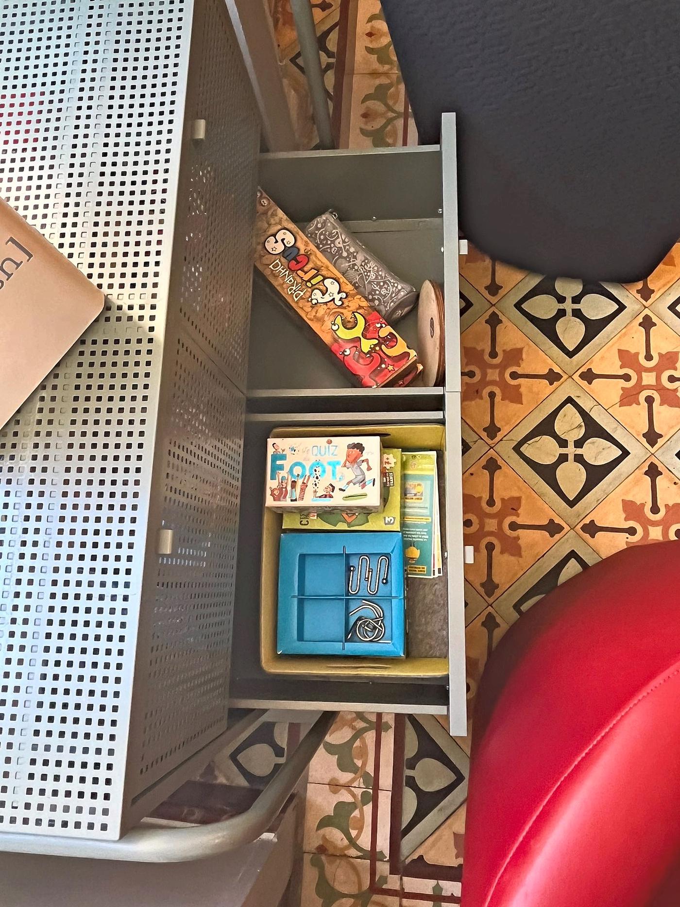 The games and books available in the sitting room